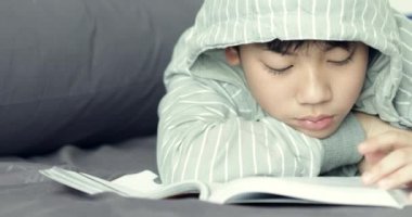 Asya genç dinlenme ve ödevlerini Dolly yapıyor ateş.