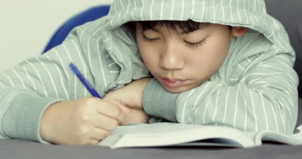 Asiatische Teenager Ruhe Und Tun Ihre Hausaufgaben Dolly Schießen — Stockvideo
