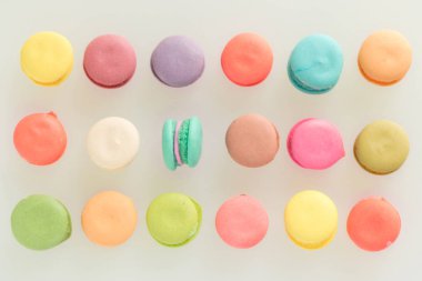 Gri arka plan üzerinde renkli Fransız macarons paterni.