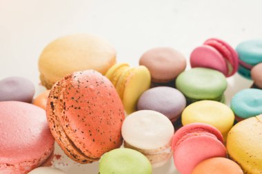 Kopya alanı ile beyaz arka plan üzerinde renkli Fransız macarons paterni .