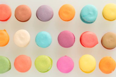 Gri arka plan üzerinde renkli Fransız macarons paterni.