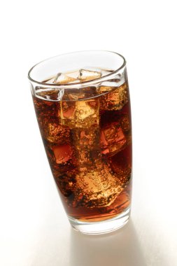 Cola beyaz zemin üzerine buzlu cam