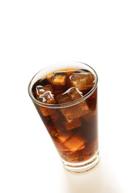 Cola beyaz zemin üzerine buzlu cam