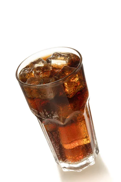 Cola Glas Mit Eis Auf Weißem Hintergrund — Stockfoto