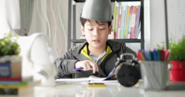 Evde, ödev Genç Asyalı Genç öğrenci Dolly içinde.