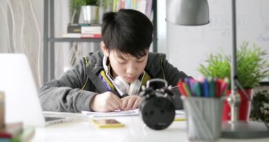 Evde, ödev Genç Asyalı Genç öğrenci Dolly taşıma sağdan sola.