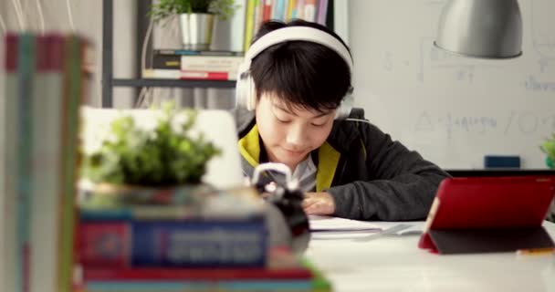 Jeune Étudiant Adolescent Écouter Musique Partir Ordinateur Tablette Faire Des — Video