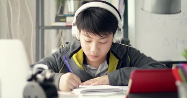 Молодий Азіатські Підлітка Студент Слухати Музику Робити Домашнє Завдання Домашніх — стокове відео