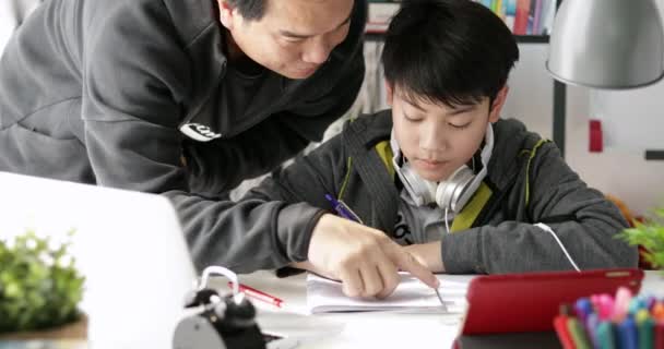 Asiático Padre Hijo Haciendo Tarea Mesa Sala Estar — Vídeos de Stock