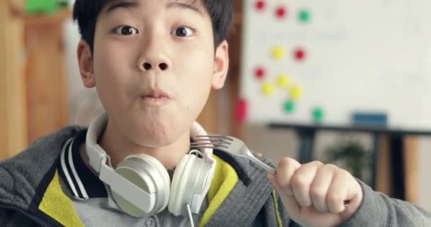 Porträt Eines Jungen Asiatischen Jungen Der Isst Und Mit Einem — Stockvideo