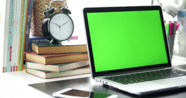 Zwarte Bureau Met Een Laptop Mobiele Telefoon Digitale Tablet Chromakey — Stockvideo