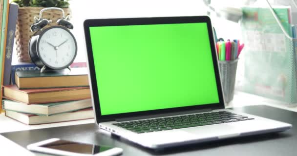 Bureau noir avec ordinateur portable, téléphone portable et tablette numérique. Clé chromatique. Parfait pour mettre vos propres images ou vidéos. Dolly dans .