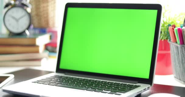 Bureau noir avec ordinateur portable, téléphone portable et tablette numérique. Clé chromatique. Parfait pour mettre vos propres images ou vidéos. Dolly dehors .