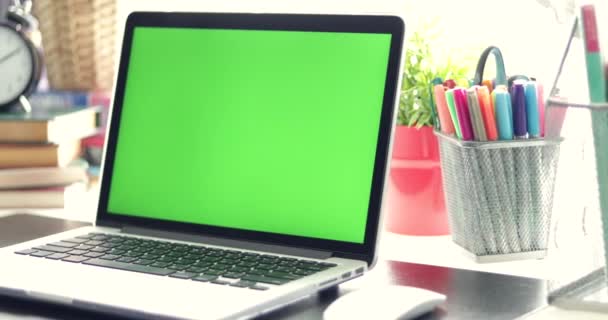 Dolly shoot of Black bureau avec un ordinateur portable, téléphone portable et tablette numérique. Clé chromatique. Parfait pour mettre vos propres images ou vidéos . 