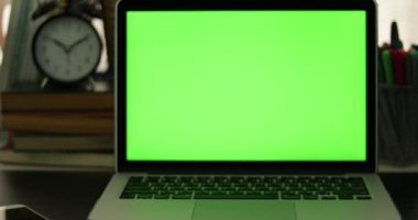 Yeşil ekranlı dizüstü Dolly içinde. Karanlık ofisi. Kendi resim veya video koymak için mükemmel. Yeşil ekran teknolojisi kullanılıyor. Chroma anahtar laptop