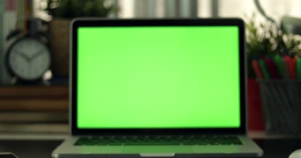 Dolly dedans de l'ordinateur portable avec écran vert. Bureau sombre. Parfait pour mettre votre propre image ou vidéo.Écran vert de la technologie utilisée. Chroma Key ordinateur portable 