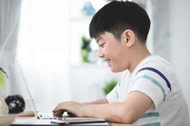 Dizüstü bilgisayar kullanan Asya yakışıklı.