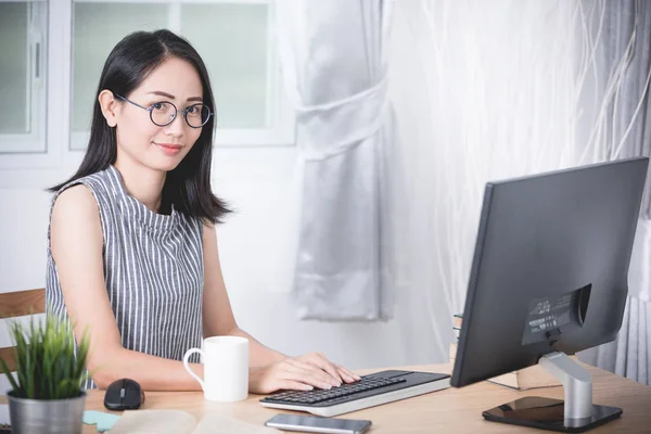 Unga Asiatiska Affärskvinna Arbetar Med Dator Och Ser Kamera Med — Stockfoto