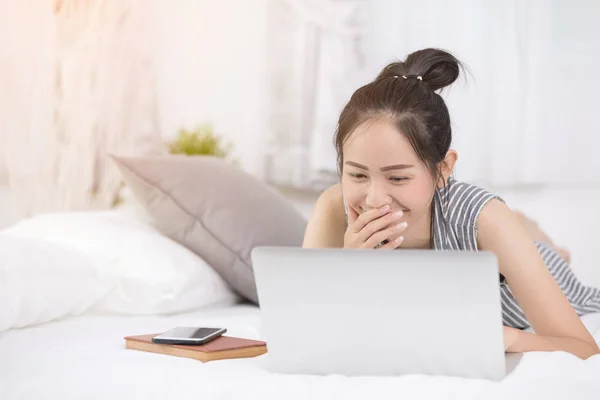 Kadın Dinlenme Konsept Dizüstü Bilgisayar Yaşam Tarzı Evde Kullanma Yatağa — Stok fotoğraf
