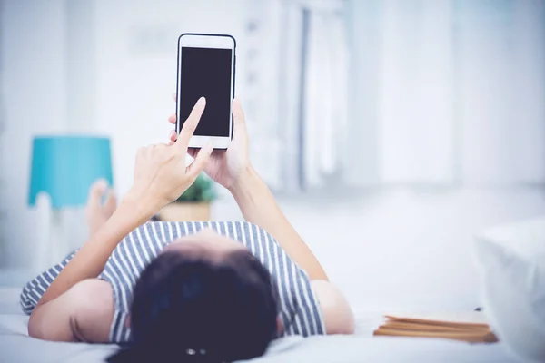 Kobieta Odpoczynek Relaks Łóżku Pomocą Urządzenia Telefon Styl Życia Pracy — Zdjęcie stockowe