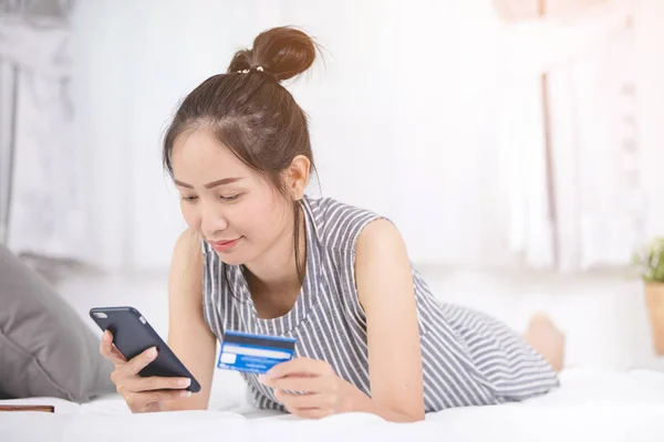 Mooie Jongedame Met Credit Card Slimme Telefoon Online Shopping Concept — Stockfoto