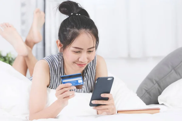 Mooie Jongedame Met Credit Card Slimme Telefoon Online Shopping Concept — Stockfoto