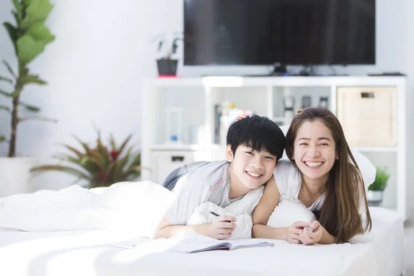 Asiático Irmã Irmão Relaxar Jogar Ther Cama Casa — Fotografia de Stock