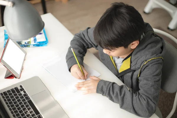 Jonge Aziatische Tiener Student Huiswerk Thuis — Stockfoto