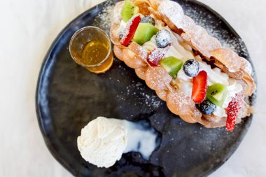 Pişmiş geleneksel Belçika Waffle dondurma ve berry meyve soslu tatlım, seçici odak