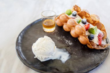 Pişmiş geleneksel Belçika Waffle dondurma ve berry meyve soslu tatlım, seçici odak