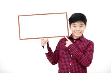 Asya sevimli çocuk yaş 10 yıl el Beyaz arka plan üzerinde izole Pano tutarak portresi.