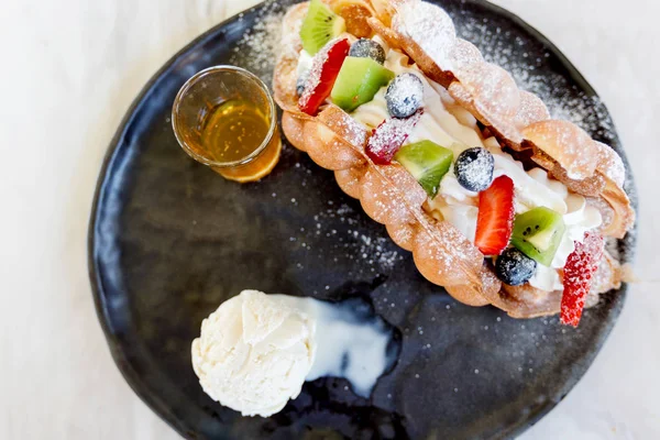 Pişmiş geleneksel Belçika Waffle dondurma ve berry meyve soslu tatlım, seçici odak