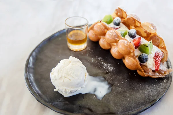 Pişmiş geleneksel Belçika Waffle dondurma ve berry meyve soslu tatlım, seçici odak