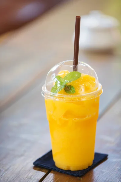 Mango Smoothie Džus Žluté Plody Starou Dřevěnou Podlahu Pít Ráno — Stock fotografie