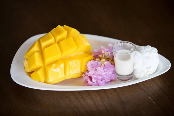 Mango Lepkavá Rýže Kokosovým Mlékem Thajský Dezert Bílé Plotně Dřevěný — Stock fotografie
