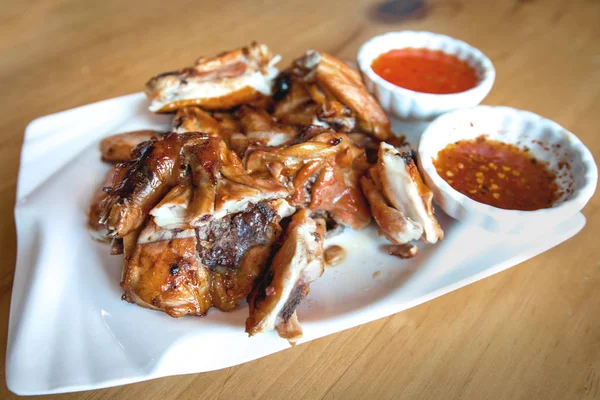 Tavuk ızgara beyaz plaka üzerinde.