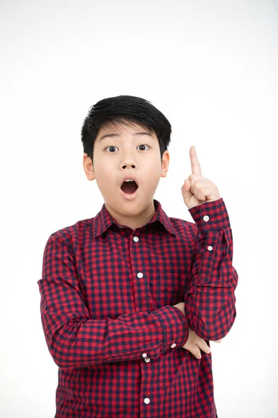 Retrato Del Pequeño Chico Asiático Sonriendo Entusiasta Levantando Mano Señalando — Foto de Stock