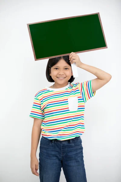 亚洲可爱女孩的肖像10岁手捧空白板在白色背景下隔离 — 图库照片