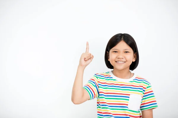 美丽的小亚洲女孩的肖像微笑热情 举起她的手 指着手指向上 — 图库照片