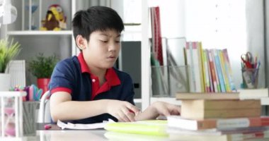 Asya ergenlik olan tablet bilgisayar ile ciddi bir yüz ödevlerini yapıyor.