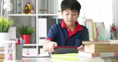 Asya ergenlik olan tablet bilgisayar ile ödev yüzünü gülümseme.