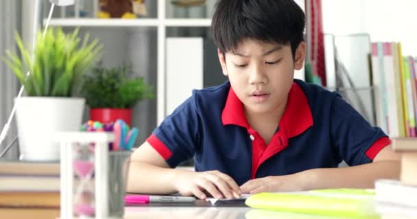 Preadolescentes Asiáticos Haciendo Tarea Con Tableta Con Cara Seria — Vídeo de stock