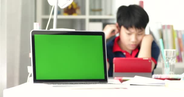 Groen Scherm Laptopcomputer Aziatisch Kijken Tablet Achtergrond — Stockvideo