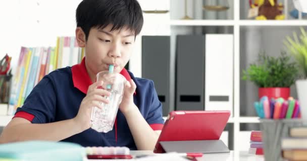 Asiatique Garçon Boire Regarder Sur Tablette Maison — Video