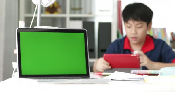 Tela Verde Computador Portátil Menino Asiático Assistindo Computador Tablet Fundo — Vídeo de Stock