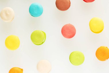 Beyaz arka plan üzerinde renkli Fransız macarons paterni.