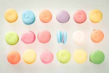 Beyaz arka plan üzerinde renkli Fransız macarons paterni.
