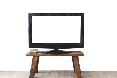 Boş beyaz düz Tv ekranında ahşap stand, izole beyaz arka plan üzerinde.