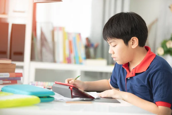 Asiático Pré Adolescentes Fazendo Sua Lição Casa Com Tablet Computador — Fotografia de Stock