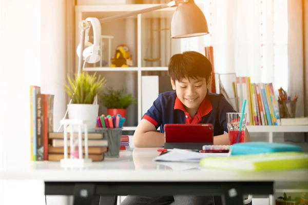 Aziatische Schattige Jongen Kijken Tablet Met Glimlach Gezicht Thuis — Stockfoto